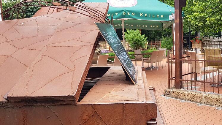 Beliebtes Fotomotiv für durchreisende Asiaten ist das stählerne Klavier an der Terrasse des Knetzgauer Euro-Rastparks. Wenn hier die Reisenden aus vielen Nationen halten, meint man, selbst im Urlaub zu sein.