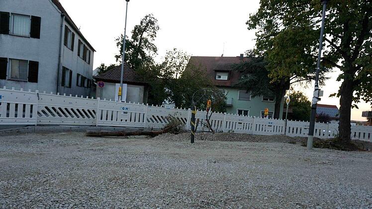 Der Hannberger Dorfplatz soll nach fast drei Jahren in Kürze fertig saniert sein.    Foto: Richard Sänger