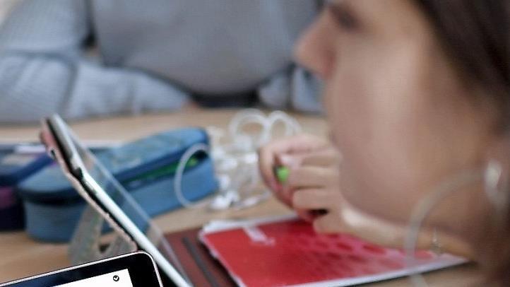 Computer und iPads werden immer mehr auch im Schulunterricht verwendet. Die VG Stadtsteinach-Rugendorf hat jetzt Mittel für ein "digitales Klassenzimmer" bereitgestellt.  Symbolfoto: Britta Pedersen, dpa