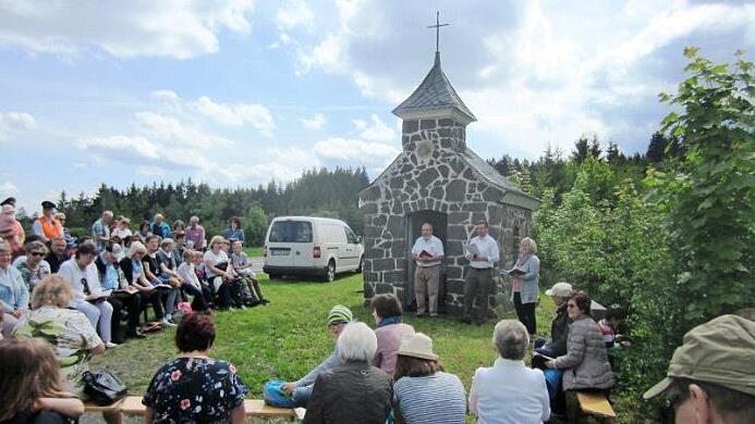 Gläubige aus Wickendorf und Marienroth beteten zusammen mit den KAB-Mitgliedern vor der Kapelle in Wickendorf. Foto: Uwe Thoma