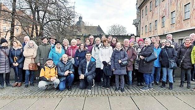 Die Ehemaligen der Stadtjugendkapelle Herzogenaurach bei ihrem Ausflug nach Bamberg. Das Foto zeigt die Gruppe am Alten Rathaus (Gebäude rechts).  Foto: privat