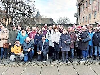 Die Ehemaligen der Stadtjugendkapelle Herzogenaurach bei ihrem Ausflug nach Bamberg. Das Foto zeigt die Gruppe am Alten Rathaus (Gebäude rechts).  Foto: privat