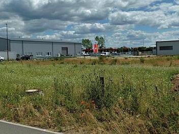 Auf diesem Grundstück am Höchstadter Gewerbering soll der Neubau des Obst- und Gartenbauvereins entstehen - vorausgesetzt die Finanzierung ist in trockenen Tüchern.    Foto: Britta Schnake