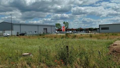 Auf diesem Grundstück am Höchstadter Gewerbering soll der Neubau des Obst- und Gartenbauvereins entstehen - vorausgesetzt die Finanzierung ist in trockenen Tüchern.    Foto: Britta Schnake