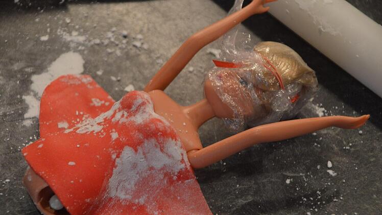 Die Barbie bekommt ein Oberteil aus Zuckermasse, genannt Fondant. Foto: Michael Kapitz