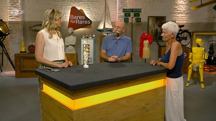Die Verkäuferin wünschte sich für ihre Keramikfigur "Mädchen mit Blume" 100 Euro. Bianca Berding taxierte auf 150 bis 300. Käufer wurde Jan Cizek. Ihm war das Motiv aus der Staatlichen Majolika Manufaktur Karlsruhe 200 Euro wert.