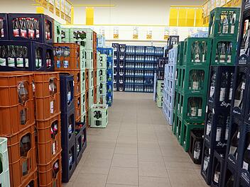 Mineralwasser-Auswahl in einem Getr&auml;nkemarkt (Symbolbild)