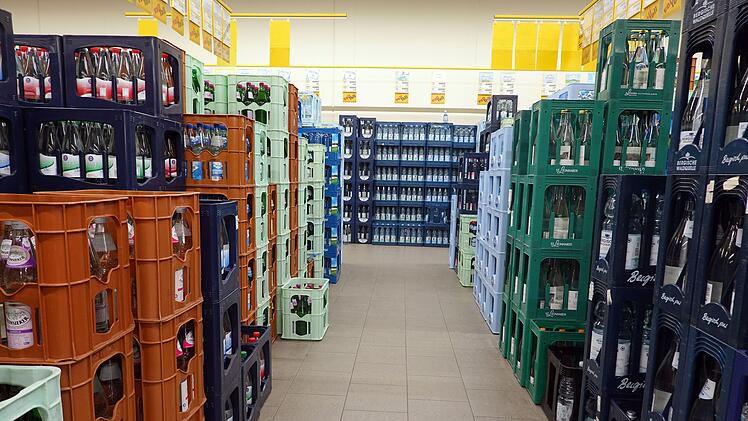 Mineralwasser-Auswahl in einem Getr&auml;nkemarkt (Symbolbild)