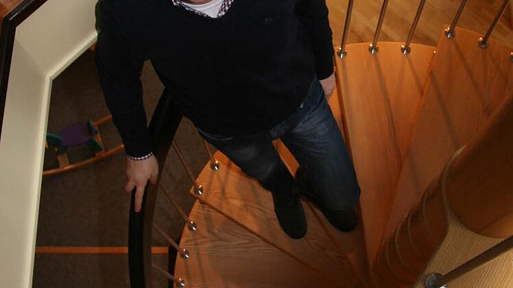 Florian Engelhard auf einer modernen offenen Treppe Fotos: Sonja Adam