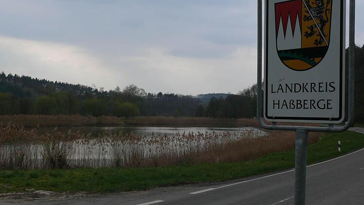 Grenze. Zwischen Kirchaich und Priesendorf verläuft die Grenze zwischen den Landkreisen Haßberge und Bamberg. Die Attraktion hier ist der Steigerwald-Panorama-Weg.