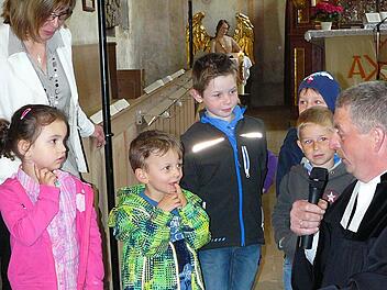 Pfarrer Siegfried Welsch erzählte den Mädchen und Jungen in der Pressecker Dreifaltigkeitskirche einiges über ihren neuen Kindergarten. Fotos: Klaus-Peter Wulf