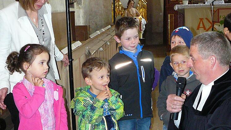 Pfarrer Siegfried Welsch erzählte den Mädchen und Jungen in der Pressecker Dreifaltigkeitskirche einiges über ihren neuen Kindergarten. Fotos: Klaus-Peter Wulf