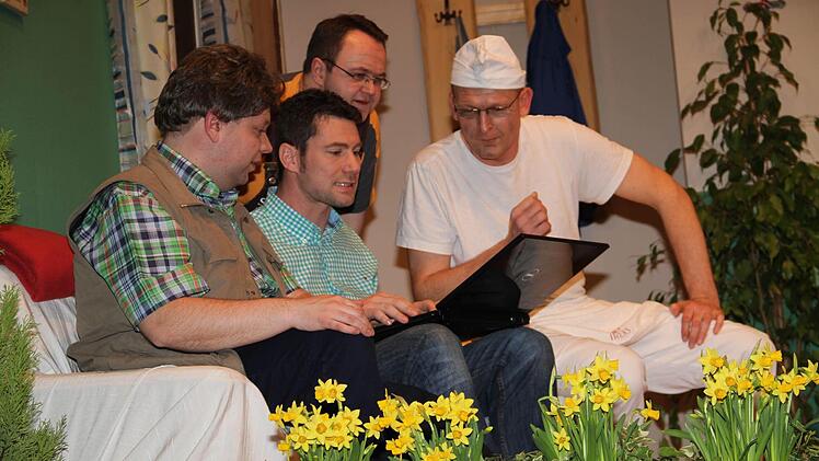 Über das Internet suchen (v. li.) Lorenz Hartl (Christian Herold), Simon Holzmeier (Steffen Ziegler), sein Vater Georg (Frank Eitzenberger) und Karl Brezl (Uwe Dück) eine Partyüberraschung für den Männerabend.
