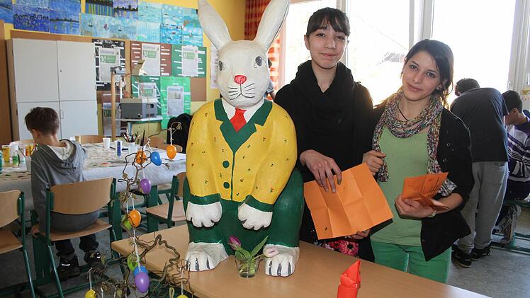 Die beiden syrischen Mädchen Diala und Radiga (14) finden den Osterhasen lustig - auch wenn man in ihrem Heimatland Ostern gar nicht feiert. Foto: Sonja Adam
