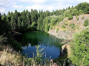 Das so genannte "Tintenf&auml;sschen" ist ein beliebtes Ausflugsziel in den Schwarzen Bergen, am Berghaus Rh&ouml;n. Foto: Tourismus GmbH Bayerische Rh&ouml;n