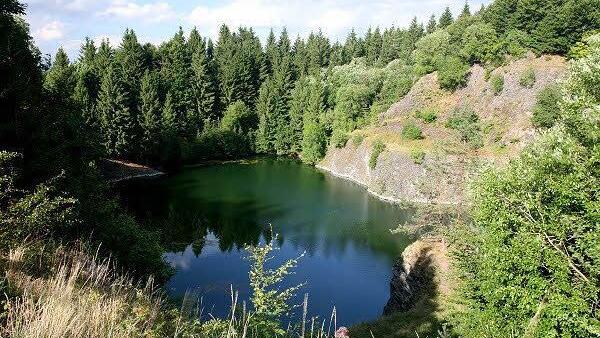 Das so genannte "Tintenf&auml;sschen" ist ein beliebtes Ausflugsziel in den Schwarzen Bergen, am Berghaus Rh&ouml;n. Foto: Tourismus GmbH Bayerische Rh&ouml;n