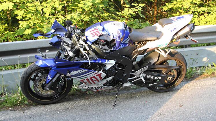 Kurz nach Kasendorf (in Richtung Azendorf) war ein Motorradfahrer in einen VW geschleudert. Foto: Jürgen Gärtner