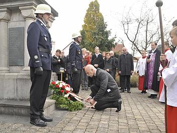 53 Söhne, Onkel, Brüder oder Väter hat Reiterswiesen im Zweiten Weltkrieg verloren: Im Gedenken an alle Opfer der Kriege legte Oberbürgermeister Kay Blankenburg am Ehrenmal einen Kranz nieder. Foto: Peter Klopf