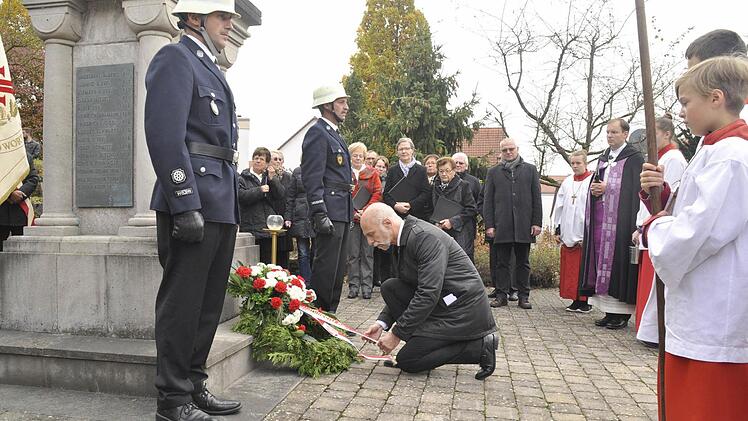 53 Söhne, Onkel, Brüder oder Väter hat Reiterswiesen im Zweiten Weltkrieg verloren: Im Gedenken an alle Opfer der Kriege legte Oberbürgermeister Kay Blankenburg am Ehrenmal einen Kranz nieder. Foto: Peter Klopf