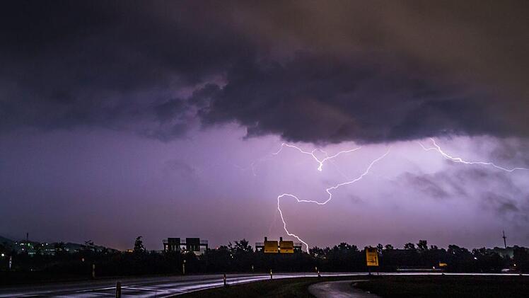 Der Deutsche Wetterdienst warnt aktuell vor starken Gewittern in Franken. Vor allem für Fürth, Würzburg und Kitzingen wurde die Warnung ausgesprochen. Foto: NEWS5 / Hartl
