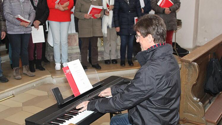 Chorleiter Udo Reinhardt begleitet den Chor am Keyboard. Foto: Carmen Schwind