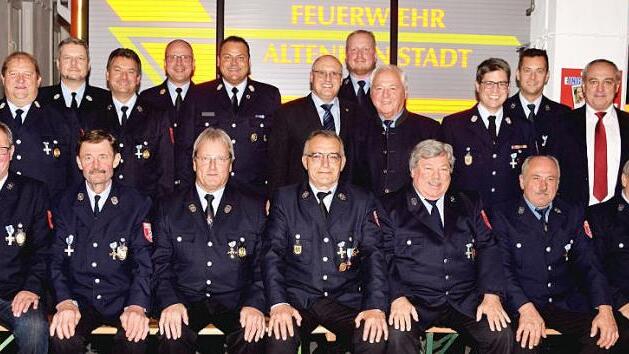 Langj&auml;hrige und verdiente Feuerwehrkameraden der Wehren aus der Gemeinde Altenkunstadt wurden f&uuml;r ihre 25-j&auml;hrige und 40-j&auml;hrige Dienstzeit geehrt, ebenso die aus ihren F&uuml;hrungspositionen ausgeschiedenen Mitglieder. Das Bild zeigt sie mit Vertretern des Landkreises, Stellvertretendem Landrat Helmut Fischer, B&uuml;rgermeister Robert H&uuml;mmer sowie den Mitgliedern der Kreisbrandinspektion und den F&uuml;hrungskr&auml;ften der Altenkunstadter Wehren. Foto: Dieter Radziej
