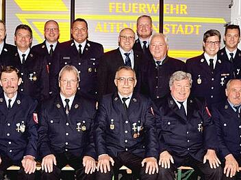 Langjährige und verdiente Feuerwehrkameraden der Wehren aus der Gemeinde Altenkunstadt wurden für ihre 25-jährige und 40-jährige Dienstzeit geehrt, ebenso die aus ihren Führungspositionen ausgeschiedenen Mitglieder. Das Bild zeigt sie mit Vertretern des Landkreises, Stellvertretendem Landrat Helmut Fischer, Bürgermeister Robert Hümmer sowie den Mitgliedern der Kreisbrandinspektion und den Führungskräften der Altenkunstadter Wehren. Foto: Dieter Radziej
