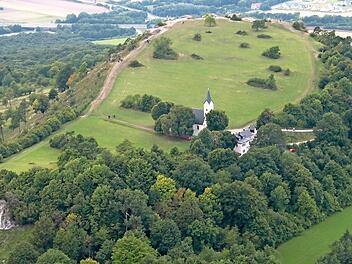 Das Hochplateau des Staffelbergs mit der Adelgundiskapelle ist seit Jahrhunderten nahezu unverändert geblieben. Foto: Matthias Einwag
