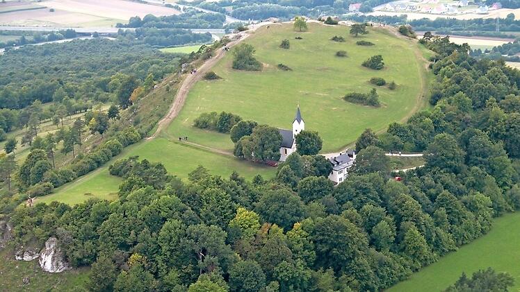 Das Hochplateau des Staffelbergs mit der Adelgundiskapelle ist seit Jahrhunderten nahezu unverändert geblieben. Foto: Matthias Einwag