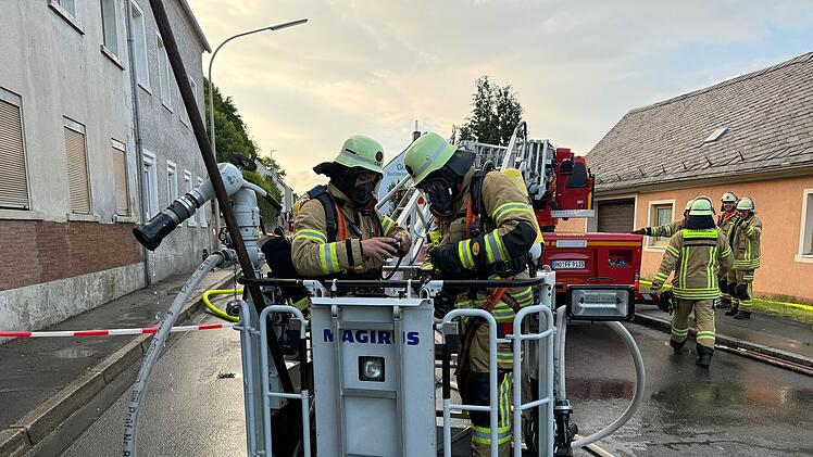 Feuerwehr bekämpft Dachstuhlbrand in Oberkotzau