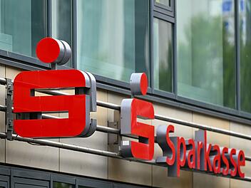 Bamberg: Betrunkener besch&auml;digt Sparkasse und Auto