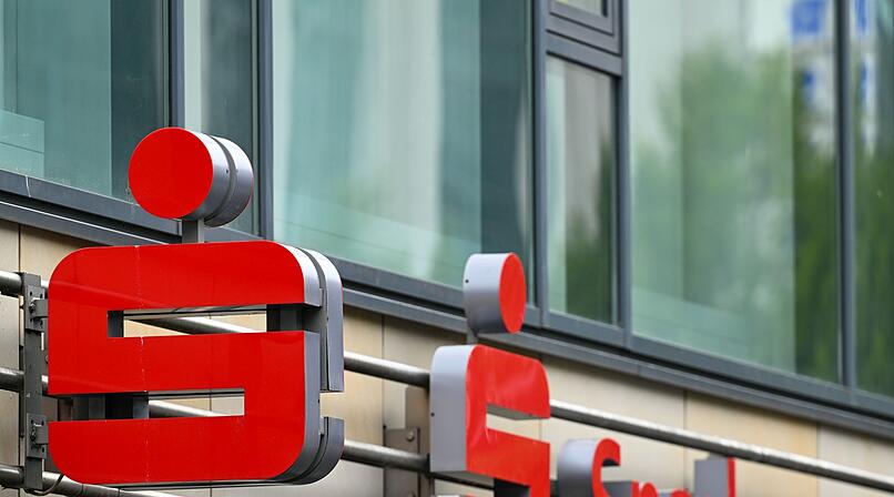 Bamberg: Betrunkener besch&auml;digt Sparkasse und Auto