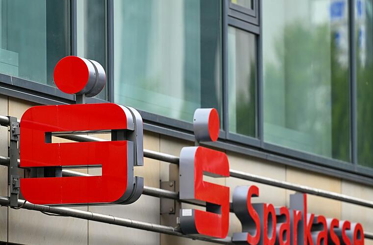 Bamberg: Betrunkener beschädigt Sparkasse und Auto