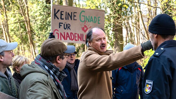 Als erste Medienberichte &uuml;ber den mutma&szlig;lichen T&auml;ter die Runde machen, formiert sich ein B&uuml;rgerprotest, angef&uuml;hrt von Bernd Probek (Cornelius Schwalm, zweiter von rechts).