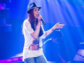 Mit keckem schulterfreiem T-Shirt und Trilby-Hut stellte sich Madlen Böhm den Juroren beim Auftritt in der Musik-Castingshow "The Voice of Germany". Fotos: SAT.1/ProSieben/Richard Hübner