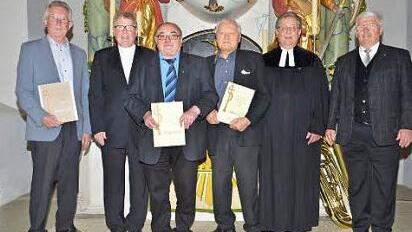 Hellmuth Müller und Adolf Lauterbach (Dritter und Vierter von rechts) wurden als Gründungsmitglieder für 60 Jahre Treue geehrt.