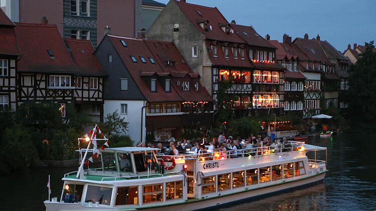 Attraktion am Samstagabend bei Einbruch der Dunkelheit: Die Auffahrt der geschmückten Boote zur "venzianischen Nacht".  Foto: riegerPress