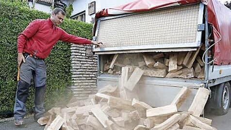 Das Holz ist begehrt - auch mitten im Sommer.