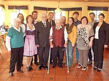 Bruno Dehn (Fünfter von links) mit seinen Geburtstagsgästen, darunter Kronachs Zweite Bürgermeisterin Angela Hofmann (rechts)  Foto: privat