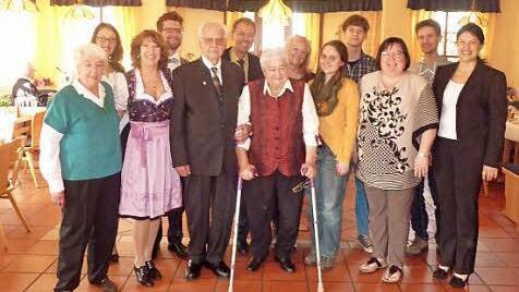 Bruno Dehn (Fünfter von links) mit seinen Geburtstagsgästen, darunter Kronachs Zweite Bürgermeisterin Angela Hofmann (rechts)  Foto: privat