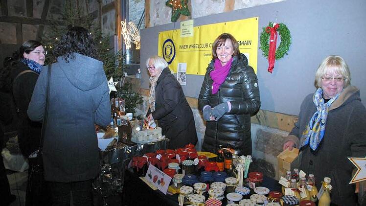 Kulinarische Köstlichkeiten und Handarbeiten für Groß und Klein bot die Präsidentin des IWC Clubs Coburg-Obermain, Antje Vogt (rechts), und ihre Freundinnen in der Kulturscheune
