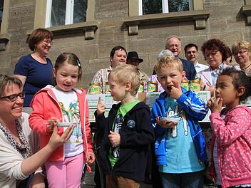 So gut schmeckt der Honig: Jule, Leon, Niklas und Alya durften bei der Honigübergabe schon mal kosten. Links vorne: Kindergartenleiterin Gabriele Geßner, die den Honigteller hält. Foto: Heike Beudert