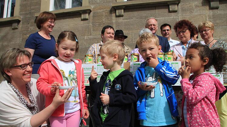 So gut schmeckt der Honig: Jule, Leon, Niklas und Alya durften bei der Honigübergabe schon mal kosten. Links vorne: Kindergartenleiterin Gabriele Geßner, die den Honigteller hält. Foto: Heike Beudert