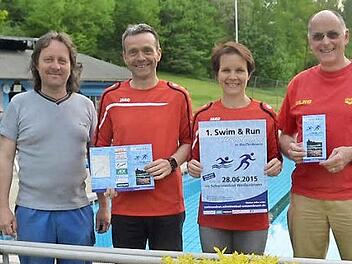 Die Organisatoren des ersten Swim & Run für Jedermann laden am 28. Juni ins Freibad Weißenbrunn ein: (von links) Ralf Oßmann, Oliver Kaufmann, Katharina Kaufmann und Axel Witthauer. Foto: Karl- Heinz Hofmann