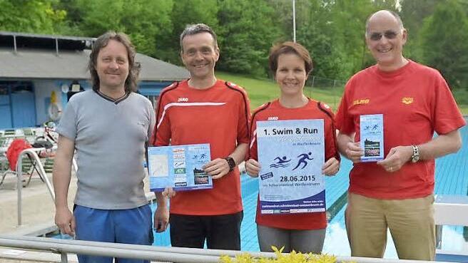 Die Organisatoren des ersten Swim & Run für Jedermann laden am 28. Juni ins Freibad Weißenbrunn ein: (von links) Ralf Oßmann, Oliver Kaufmann, Katharina Kaufmann und Axel Witthauer. Foto: Karl- Heinz Hofmann