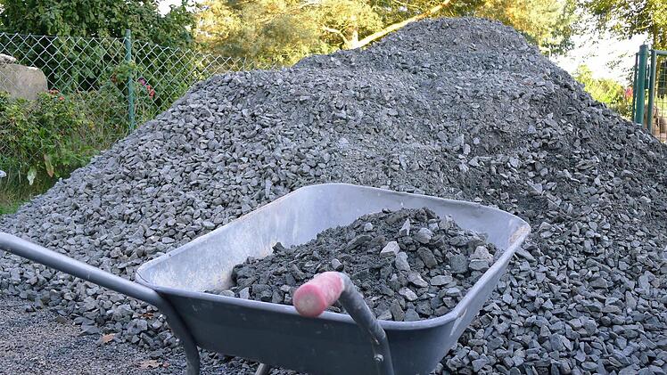 15 Tonnen Schotter: Die wollen erst mal verschaufelt werden. Foto: Dagmar Besand