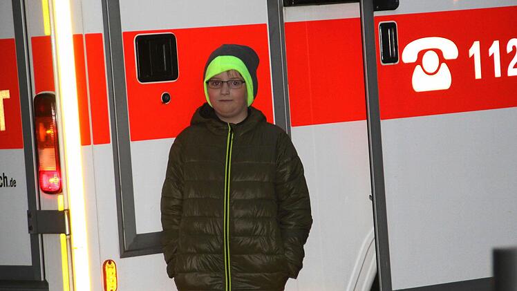 Lukas ist von der Besichtigung des Krankenwagens begeistert.Das absolute Highlight war die Feuerwehrleiter.  Foto: Mariell Dörrschmidt