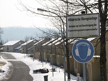 Die "Housing Area" auf dem Truppenübungsplatz Wildflecken umfasst zwei Straßenzüge, in denen früher die Familien amerikanischer Soldaten lebten. Heute wird das Gebiet für militärische Übungen genutzt. Foto: Ulrike Müller