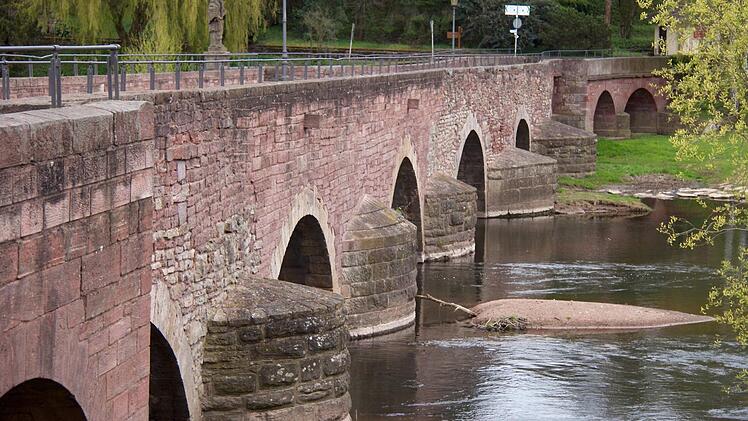 Die alte Saalebrücke: Dort am Rand Richtung Ortskern soll ein Imbiss errichtet werden. Hier wird auch am 4. und 5. Juni das Brückenfest im Rahmen der Euerdorfer 1300-Jahr-Feier stattfinden. Foto: Gerd Schaar