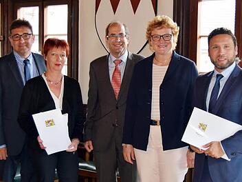 Freuen sich über hohe Fördermittel (von links): Rolf Rosenbauer, Claudia Gössele (Untersiemau), Anton Hepple, Monika Hohlmeier, Martin Finzel (Ahorn).  Foto: Andreas Welz